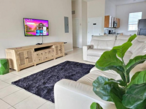 HIDDEN GEM 10 BEDROOMS, SLEEPS 20! 10 MINUTES FROM BEACH, CRUISE PORT, WYNWOOD